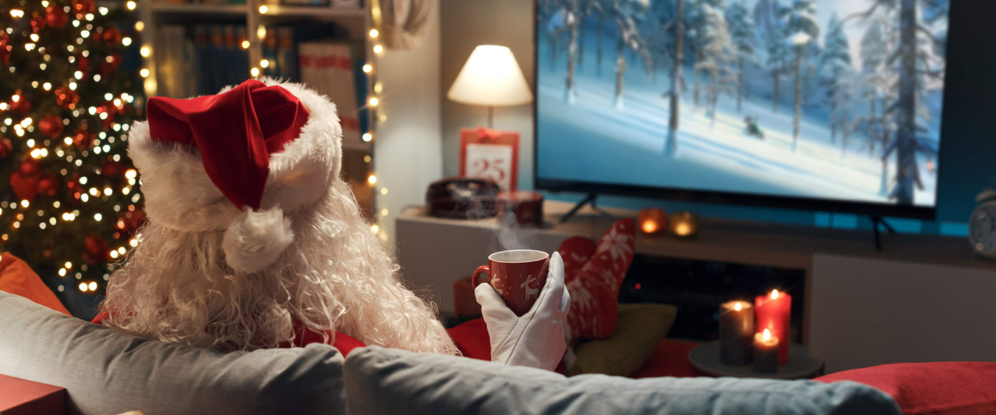 Mikołaj siedzący przed telewizorem