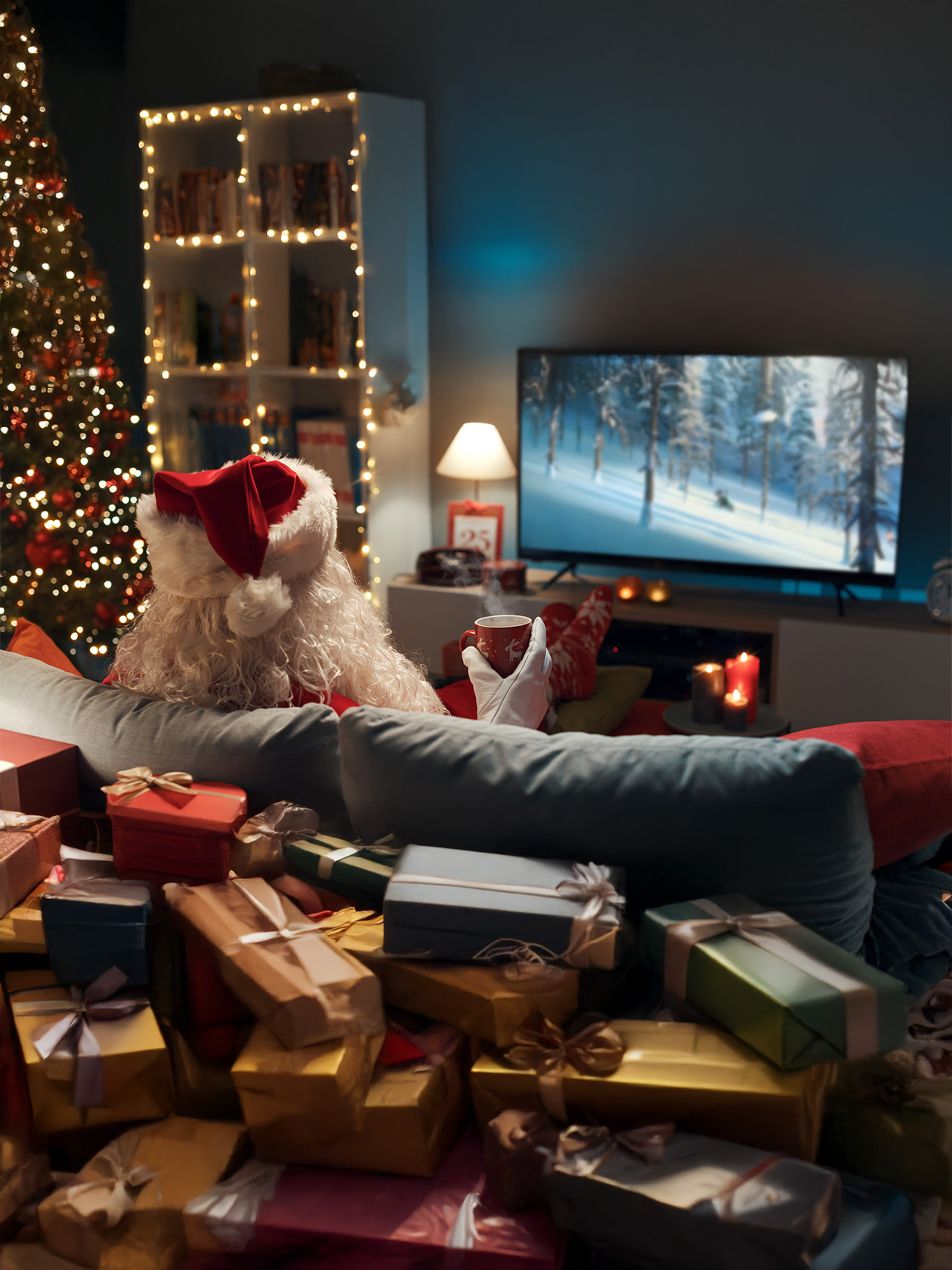 Mikołaj siedzący przed telewizorem
